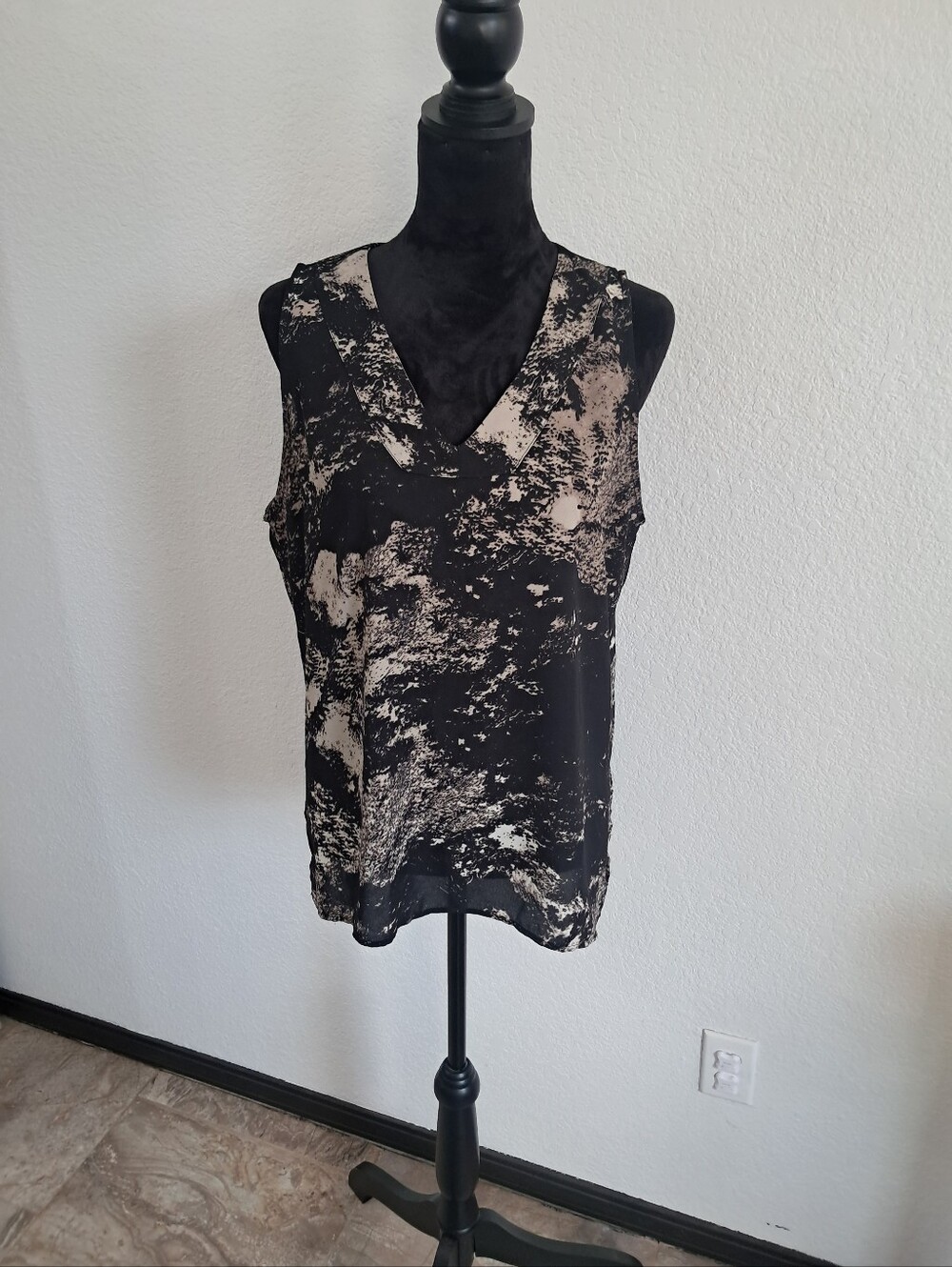 Tahari Chiffon Blouse Lg V-Neck Black Beige Abstract Sleeveless Whimsigoth
